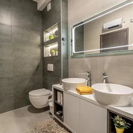 Luxury Pavic With Jacuzzi And Sun Terrace, 2 Min Walk To The Apartment Betina (Sibenik-Knin)