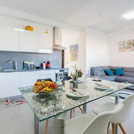 Luxury Pavic With Jacuzzi And Sun Terrace, 2 Min Walk To The