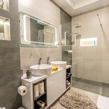 Luxury Pavic With Jacuzzi And Sun Terrace, 2 Min Walk To The Apartment *