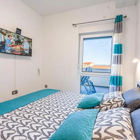 Luxury Pavic With Jacuzzi And Sun Terrace, 2 Min Walk To The Apartment *