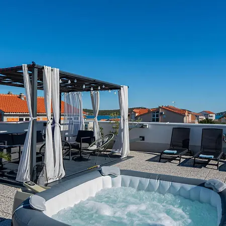 Luxury Pavic With Jacuzzi And Sun Terrace, 2 Min Walk To The Apartment