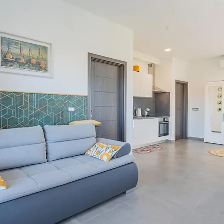 Apartment Luxury Pavic With Jacuzzi And Sun Terrace, 2 Min Walk To The