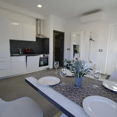 Luxury Pavic With Jacuzzi And Sun Terrace, 2 Min Walk To The Apartment *