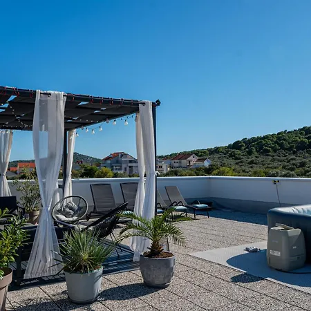 Luxury Pavic With Jacuzzi And Sun Terrace, 2 Min Walk To The Apartment
