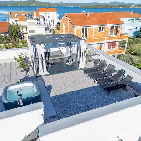 Luxury Pavic With Jacuzzi And Sun Terrace, 2 Min Walk To The Apartment