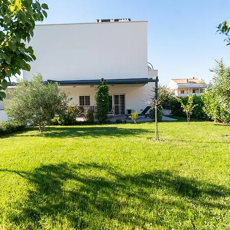 Luxury Pavic With Jacuzzi And Sun Terrace, 2 Min Walk To The Apartment *