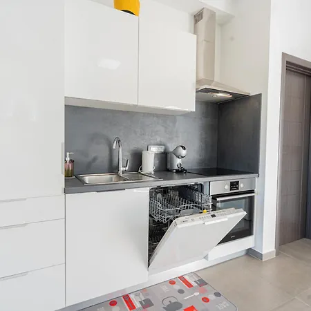 Apartment Luxury Pavic With Jacuzzi And Sun Terrace, 2 Min Walk To The Betina (Sibenik-Knin)